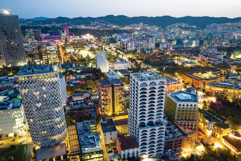 Nga Tirana në bregdet, valë e re kullash në vend, lejet e miratuara nga KKTU